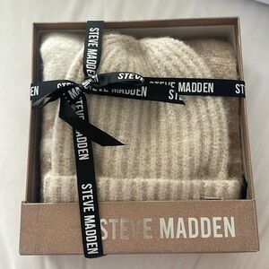 STEVE MADDEN HAT AND SCARF SET, new in gift box